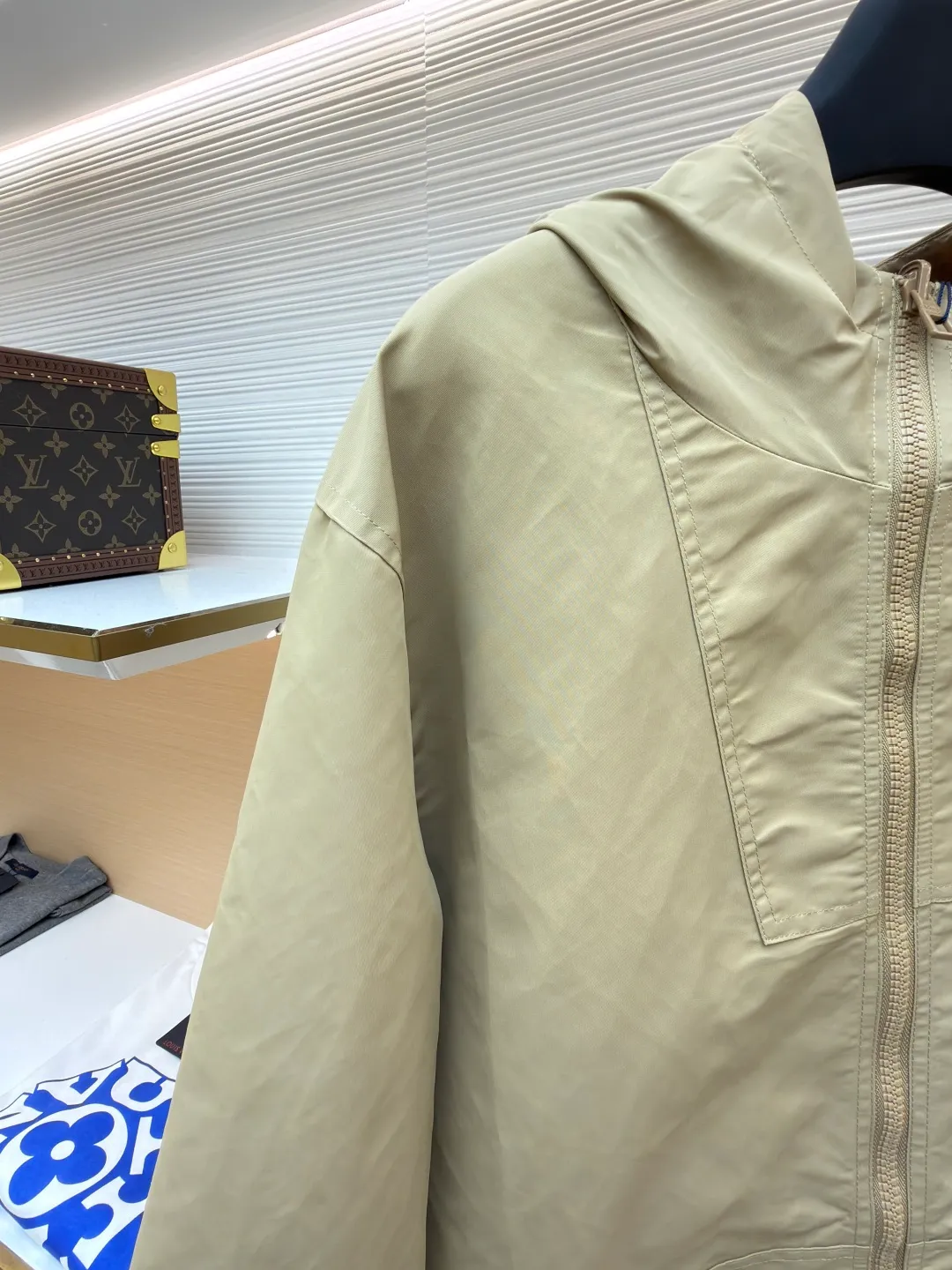 LOUIS VUITTON double-sided windproof pin jacket ●Original version: Purchased and developed for 22800 ●Item number: 1682085-C55 ●Fabric: polyester fiber fabric ●Technology: jacquard production ●Color: khaki ●Version: fitted version ●Weight: about 545 grams ●Size: 44-46-48-50 ●Description: The solid color fabric is made of nylon encrypted matt twill, and the jacquard fabric on the other side is made of 50D nylon yarn-dyed jacquard fabric. The solid color front panel is laser-burned, hand-made of white copper, with a triangular pin with logo and glossy finish. The front pocket uses a hardware keychain to hang a folding clothing tag, and the jacquard letters on the front chest placket are made of single-piece handmade It is cut manually, and all the pieces are numbered. The pockets are also cut with the original number. The fabric is relatively light and silky, and it takes time to cut accurately. It is equipped with a double-circulation puller 5# orbital zipper in the front and center. The hem and hood are worn with spiral elastic ropes with ring anti-slip buckles, square pig nose buckles with logo, and all holes are punched with hardware and logo on cloth-colored eyelets. The overall wiring is straight and delicate, the fabric is comfortable and soft, and the color is consistent without color difference. It can be matched with the same style to create a fashionable look and control various occasions. Customized accessories, complete with three standards, same style for men and women!